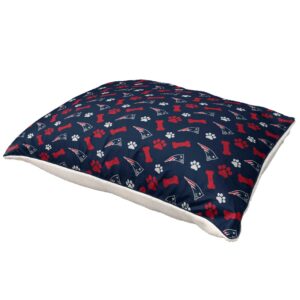 Pegasus  New England Patriots 35" x 44" Bones Sherpa Pet Bed